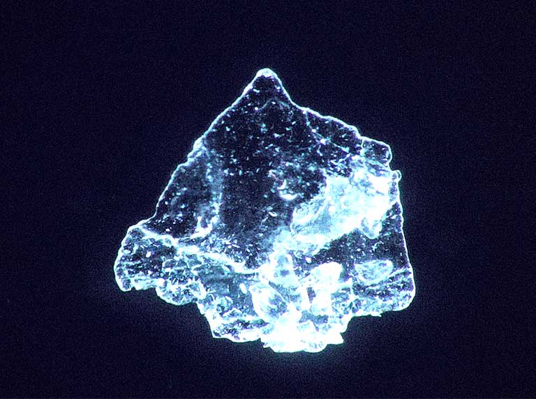 Pseudo dark-field illumination of low contrast translucent sample 