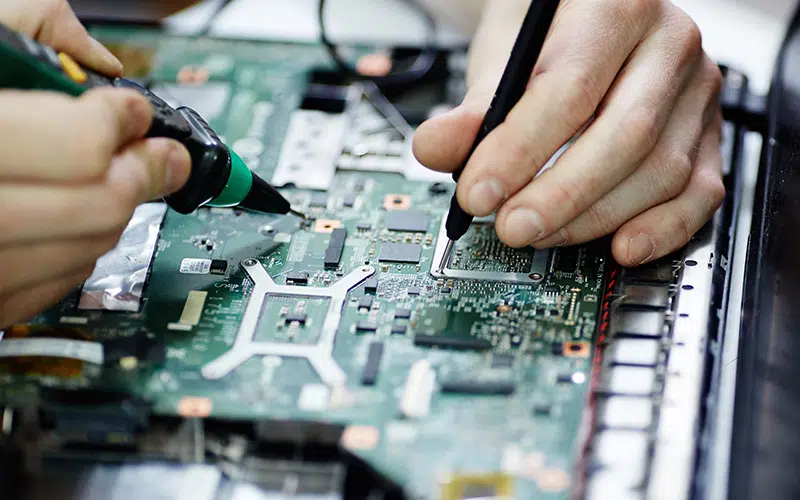 AURA-solder-PCB-AdobeStock_136939755-800×500 PCB에 인두기를 사용하는 사람의 손을 근접 촬영한 모습