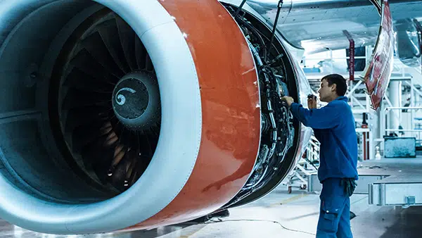 jet-engine-iStock-1022905038-600×338 제트 엔진을 점검하는 남성