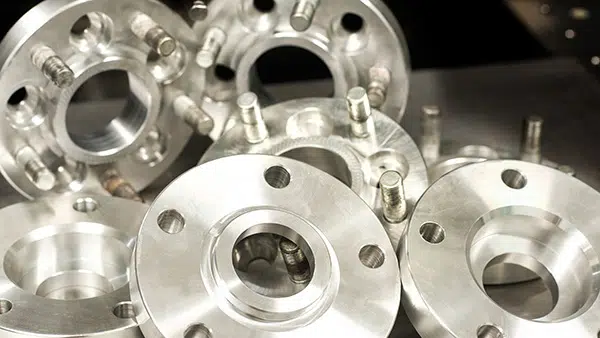 metal-components-iStock-864972632-600×338 금속 부품들의 배치